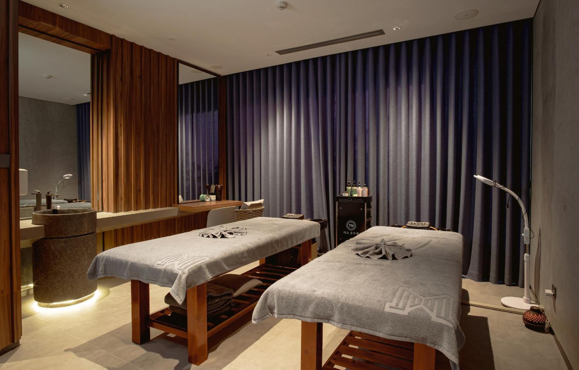 M Hotel Danang ภายนอก รูปภาพ A treatment room at the spa