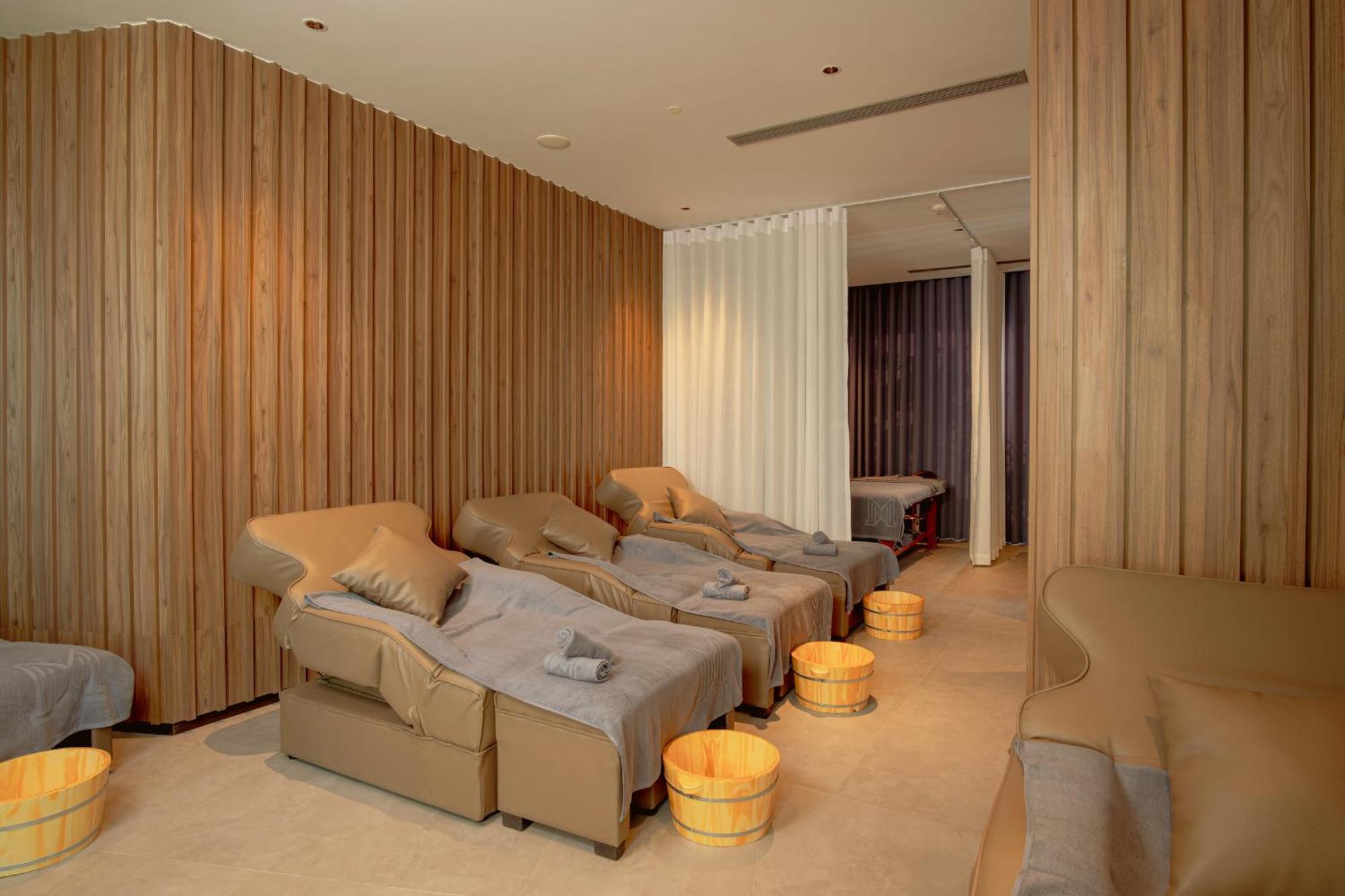 M Hotel Danang ภายนอก รูปภาพ A foot reflexology room at a spa