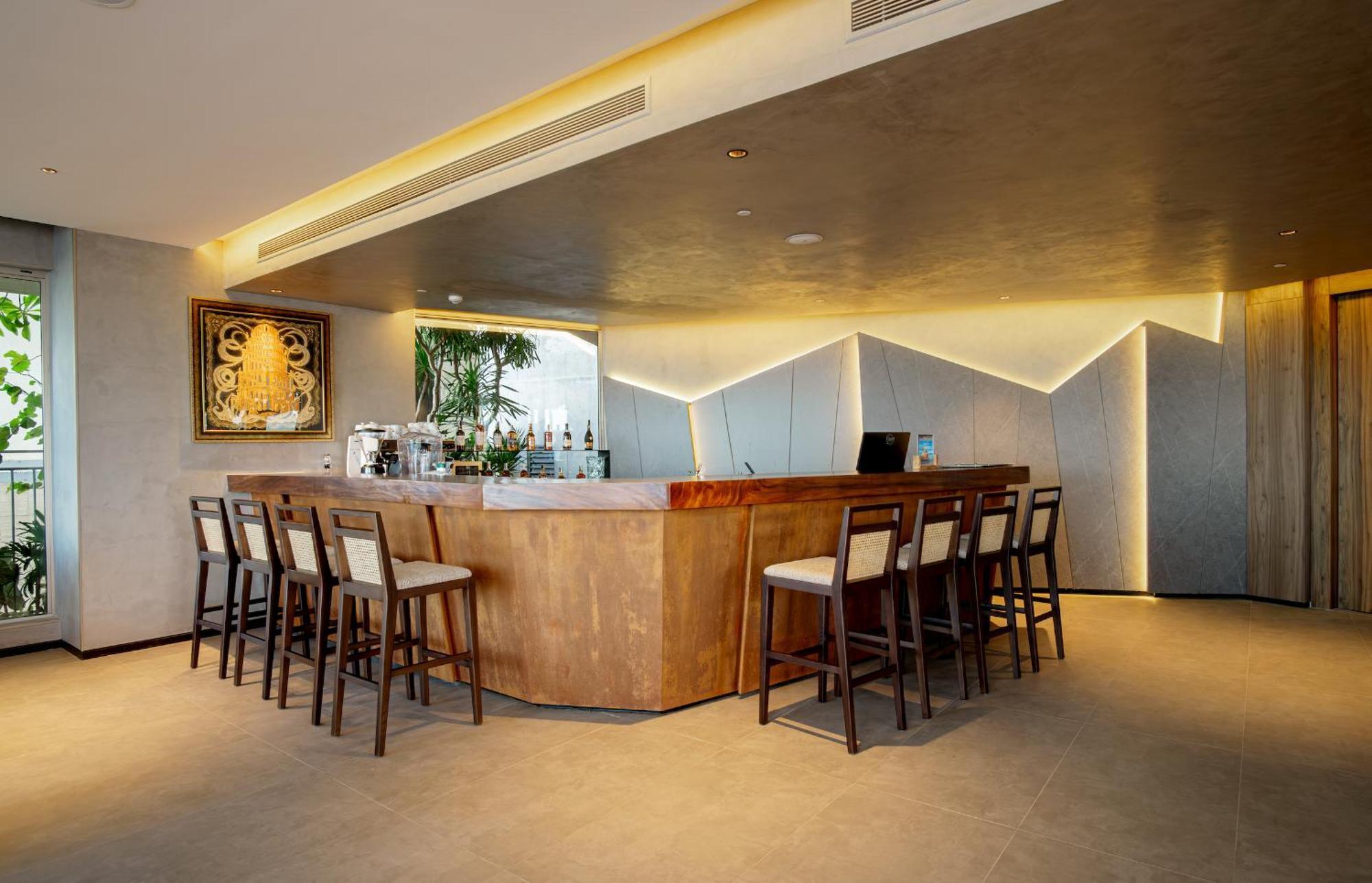 M Hotel Danang ภายนอก รูปภาพ The bar at the Royal Orchid Lounge