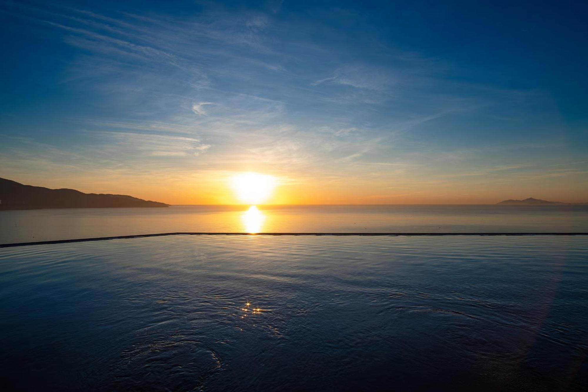 M Hotel Danang ภายนอก รูปภาพ Sunset over the Gulf of Akaroa