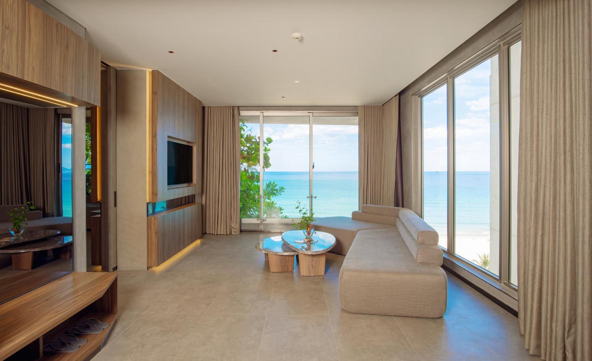 M Hotel Danang ภายนอก รูปภาพ Living room of a suite at the hotel