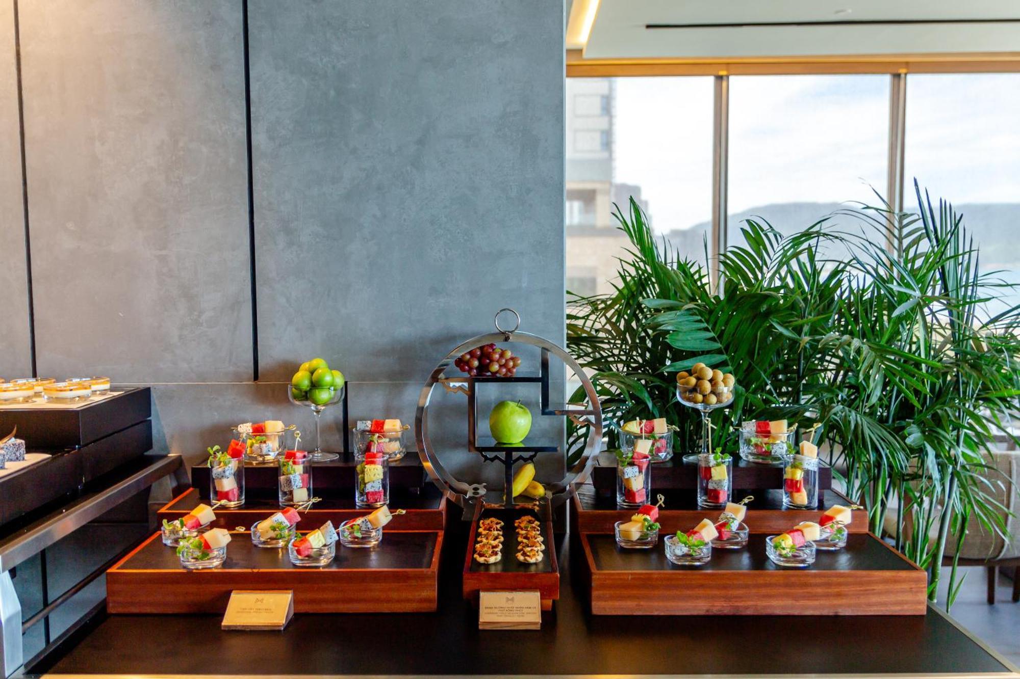 M Hotel Danang ภายนอก รูปภาพ A selection of desserts at the lounge