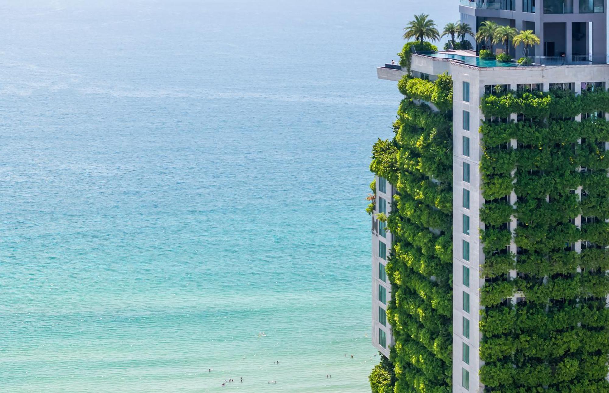M Hotel Danang ภายนอก รูปภาพ The vertical garden at The Ivy