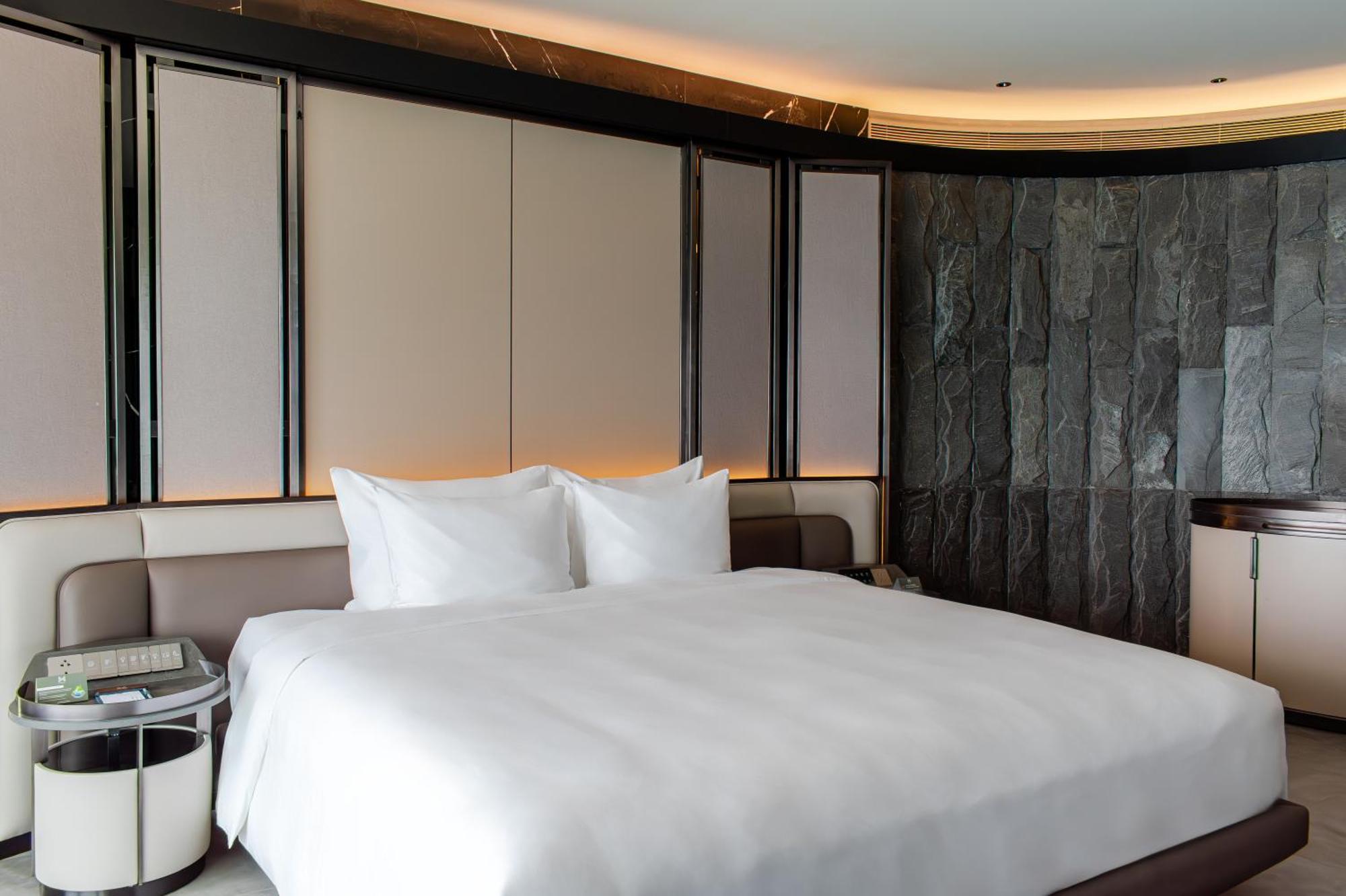 M Hotel Danang ภายนอก รูปภาพ A bedroom at the hotel