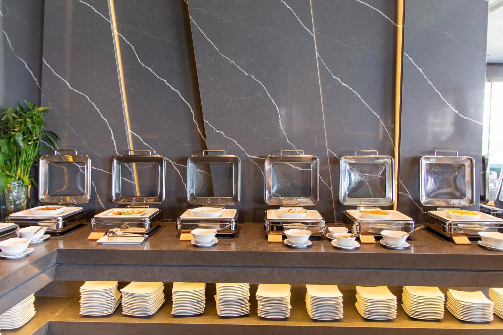 M Hotel Danang ภายนอก รูปภาพ A buffet at a hotel